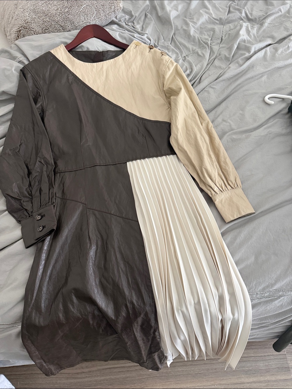 Colorblock Long-Sleeve Pleated Midi Dress in Black and Cream